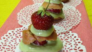 Клубничные профитроли с творожно-базиликовым кремом