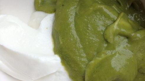 клубничные профитроли с творожно-базиликовым кремом