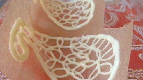 мини-торт из мокко-профитролей со сливочным кремом, кофейным муссом и белым шоколадом