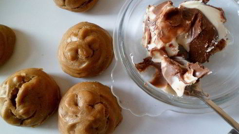 мини-торт из мокко-профитролей со сливочным кремом, кофейным муссом и белым шоколадом