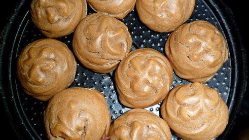 мини-торт из мокко-профитролей со сливочным кремом, кофейным муссом и белым шоколадом