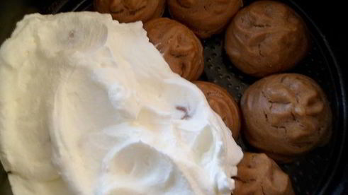 мини-торт из мокко-профитролей со сливочным кремом, кофейным муссом и белым шоколадом