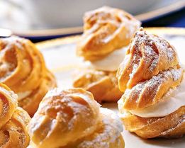 Профитроли с апельсиновым желе и взбитыми сливками