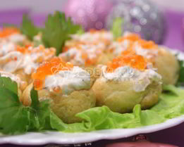 Профитроли с икрой и творожной начинкой