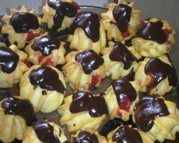 Профитроли с клубникой и шоколадом