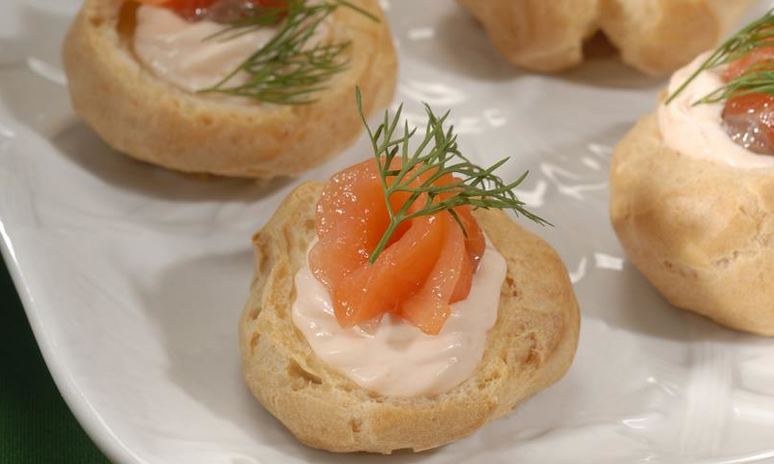 Рецепт профитролей с лососем