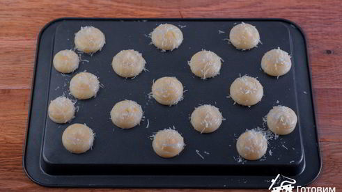 профитроли с пармезаном и муссом из форели