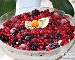 Творожный десерт с ягодами и профитролями