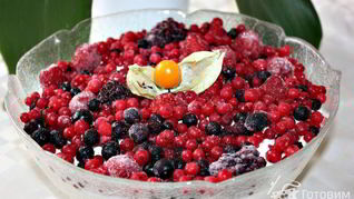 Творожный десерт с ягодами и профитролями