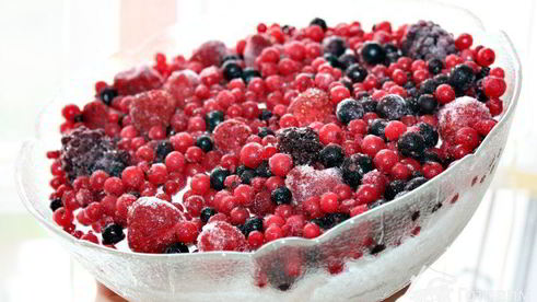 творожный десерт с ягодами и профитролями