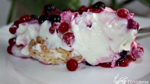 творожный десерт с ягодами и профитролями