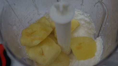 нежная творожная запеканка с фруктами