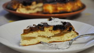 Творожная запеканка с яблочной прослойкой и черносливом