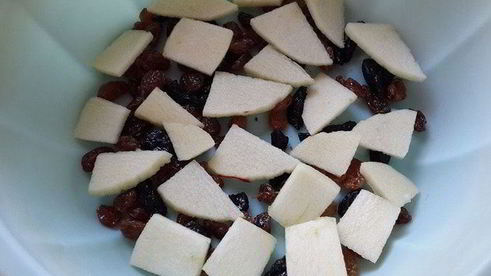 творожная запеканка с яблочной прослойкой и черносливом