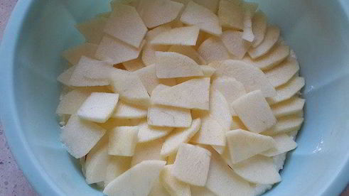 творожная запеканка с яблочной прослойкой и черносливом