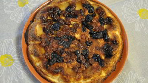 творожная запеканка с яблочной прослойкой и черносливом