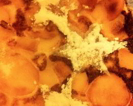 Творожная запеканка с яблоками и изюмом