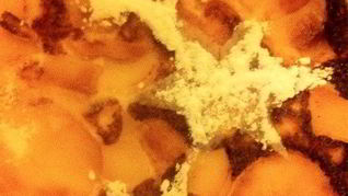 Творожная запеканка с яблоками и изюмом