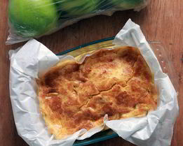 Творожная запеканка с яблоком и корицей