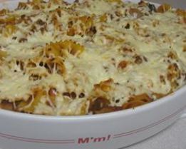 Запеканка из макарон с фаршем, грибами и томатным соусом