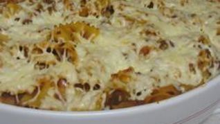 Запеканка из макарон с фаршем, грибами и томатным соусом