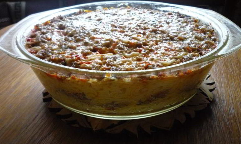 Рецепт запеканки с ароматным мясом и паутинкой