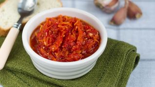 Аджика с яблоками и помидорами