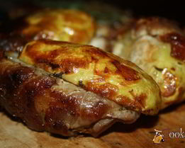 Картофель с беконом и сухой кавказской аджикой в фольге в углях