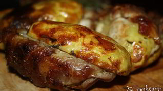 Картофель с беконом и сухой кавказской аджикой в фольге в углях