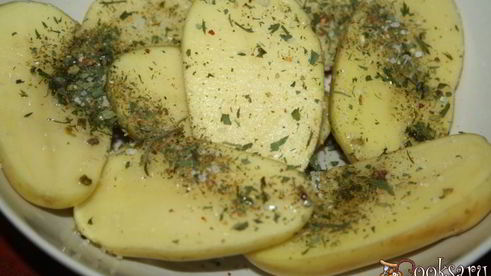 картофель с беконом и сухой кавказской аджикой в фольге в углях