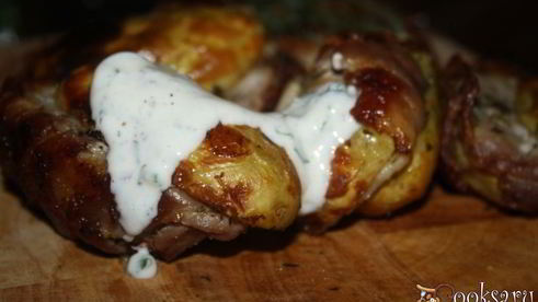 картофель с беконом и сухой кавказской аджикой в фольге в углях