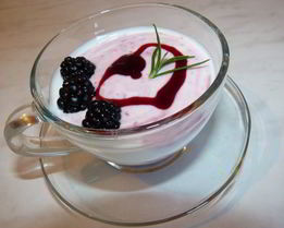 Десерт с ежевичным джемом