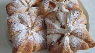 Конверты из слоеного теста с творогом и джемом