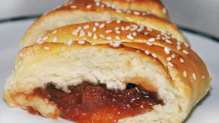 Плетеная булка с яблочным джемом