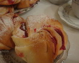 Постные булочки с клюквенным джемом