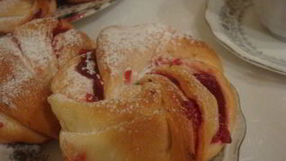 Постные булочки с клюквенным джемом