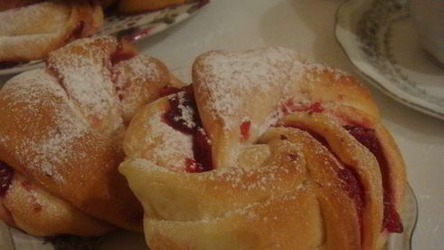 постные булочки с клюквенным джемом