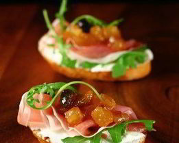 Тосты с сыром, прошутто и инжирным джемом