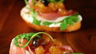 Тосты с сыром, прошутто и инжирным джемом