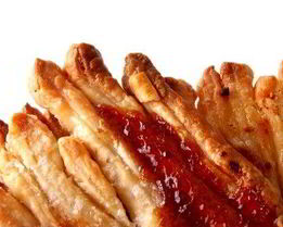 Жареный в тесте камамбер с клюквенным джемом