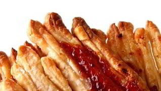 Жареный в тесте камамбер с клюквенным джемом