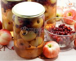 Компот из брусники с яблоками