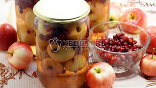 Компот из брусники с яблоками