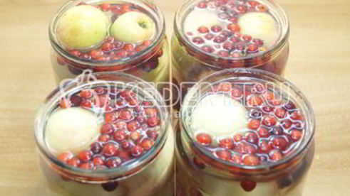 компот из брусники с яблоками