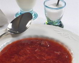 Компот из ревеня и клубники со свежей мятой