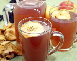 Компот из сушеных яблок с ягодами