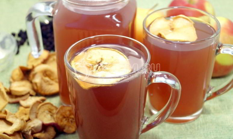 Рецепт компота из сушеных яблок с ягодами