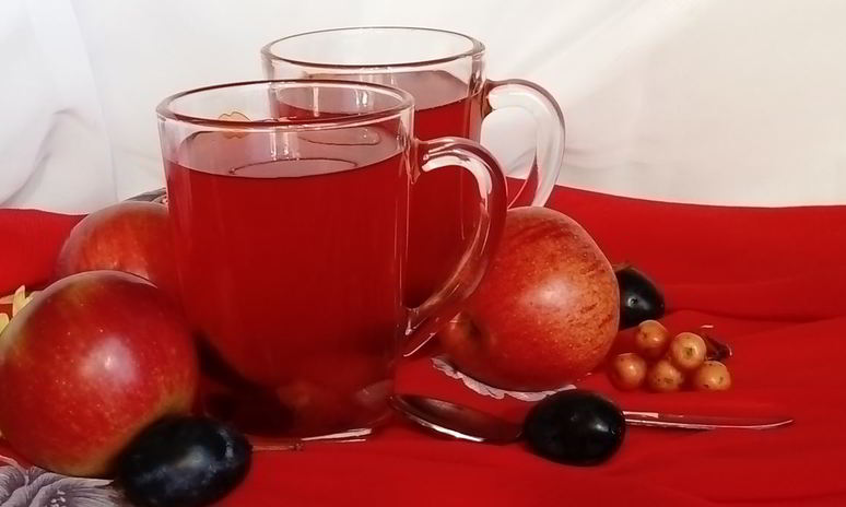 Рецепт компота из свежих яблок, слив и клюквы