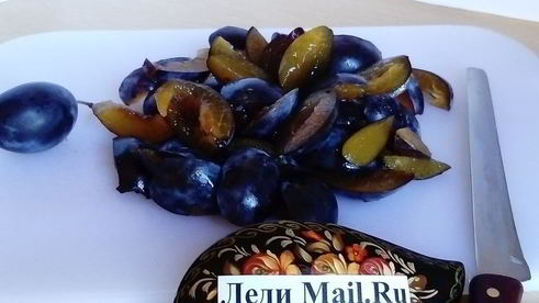 компот из свежих яблок, слив и клюквы