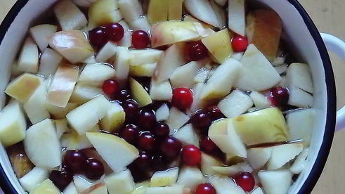 компот из свежих яблок, слив и клюквы